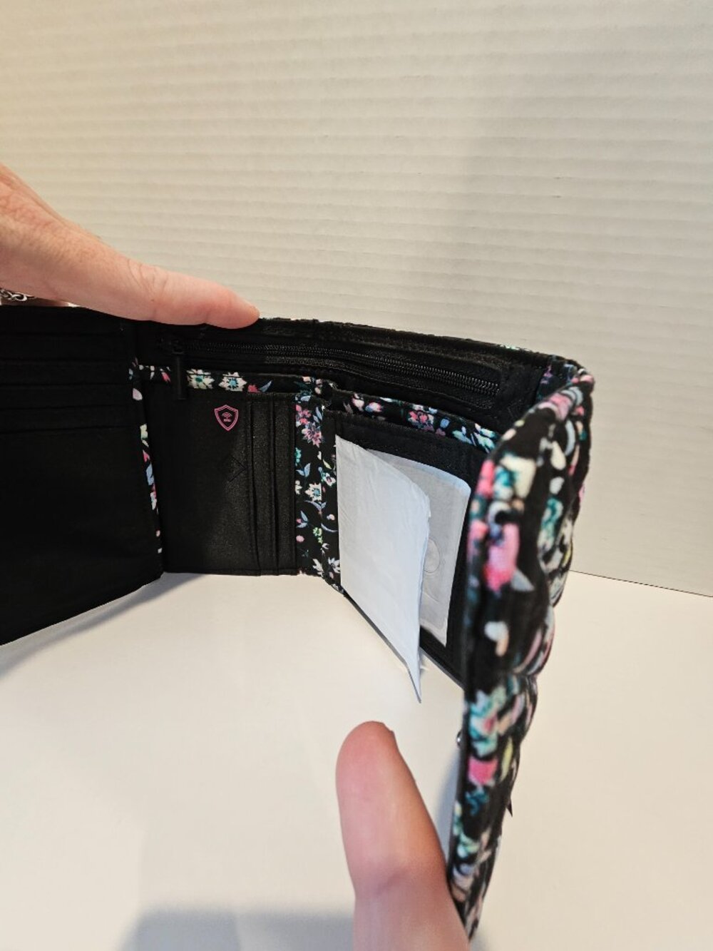 NWT RFID Riley Compact Wallet Botanical Ditsy Flowers Black Leaves Breast Cancer - Picture 8 of 13